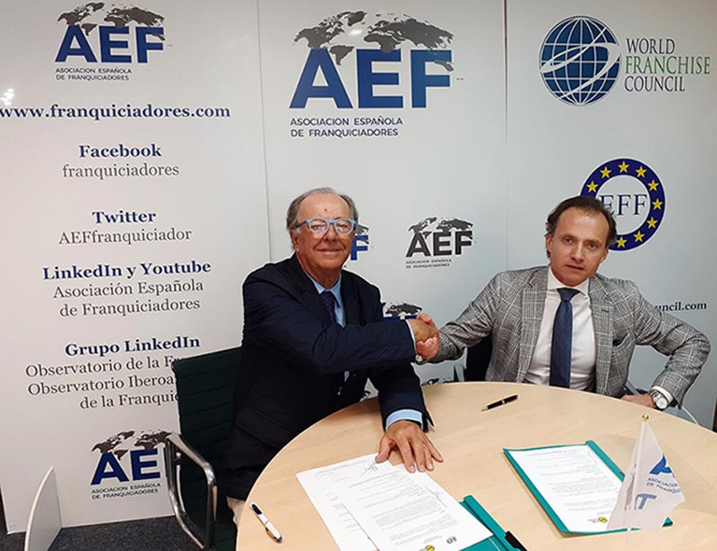 A la izquierda, Eduardo Abadía, Director Ejecutivo de la AEF, y Pedro J. Carrillo, CEO del Grupo Metalia, durante la firma del acuerdo.