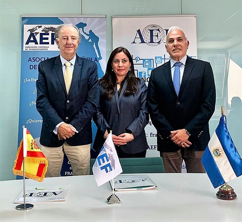 firma acuerdo AEF y Front Consulting El Salvador