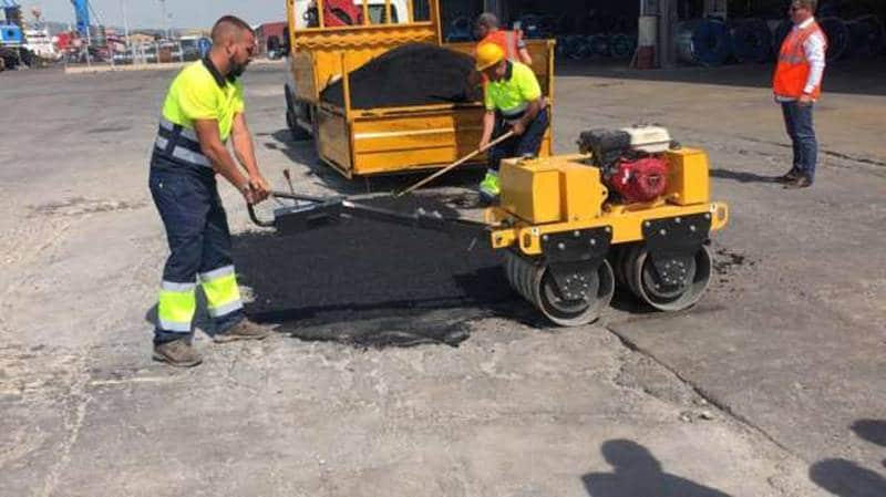 hombres arreglando un asfalto