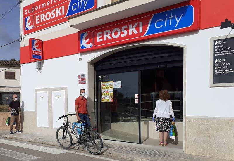entrada del supermercado eroski