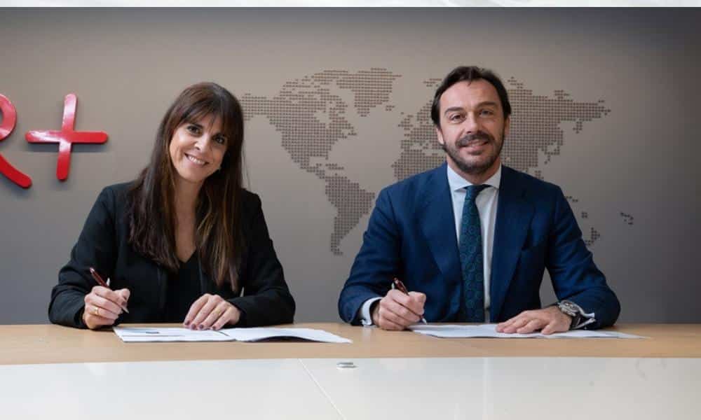 alianza entre Restalia y CaixaBank, foto donde dos representantes de cada empres posa antes de formar el contrato de la alianza.